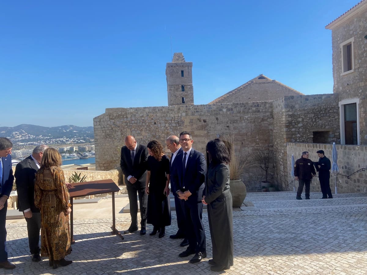 El PSOE afea la ausencia de Prohens en la inauguración del parador de Ibiza