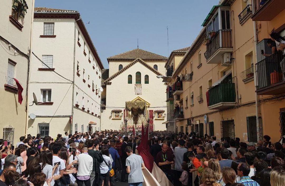 El palio de la Virgen de la Luz de la hermandad de El Trabajo en su calle de salida, Polinario