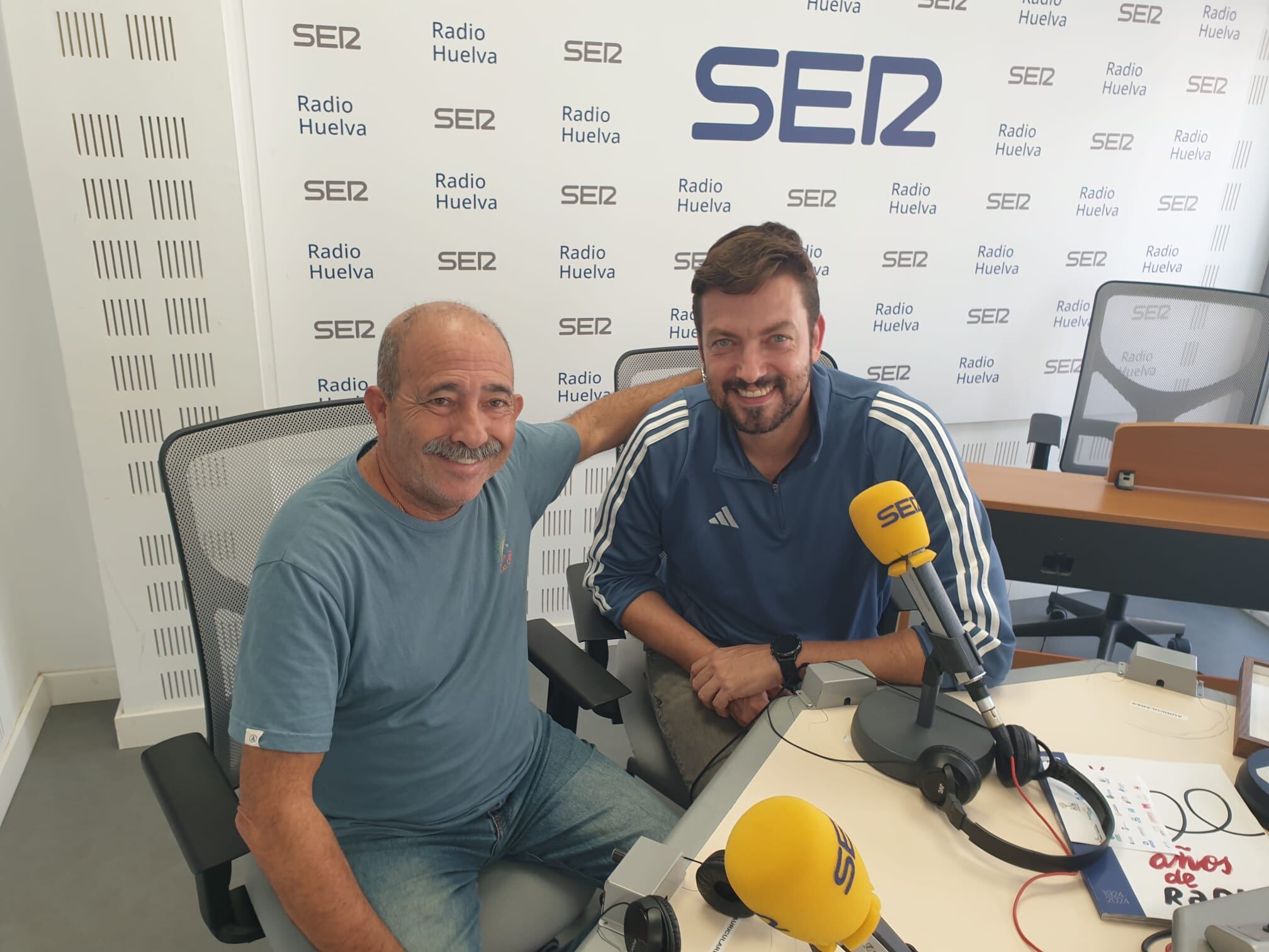 Carlos Dovao, pintor onubense junto al ex director de la Escuela de Arte León Ortega de Huelva