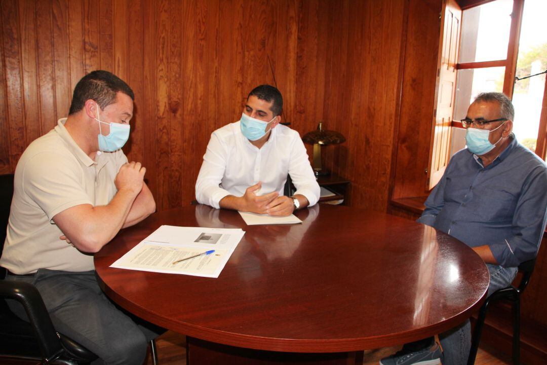 Un momento de la reunión entre el alcalde de Yaiza, Óscar Noda, y el conejero de los Centros de Arte, Cultura y Turismo del Cabildo de Lanzarote, Benjamín Perdomo.