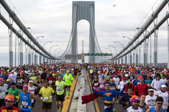 Los participantes del maratón de Nueva York pasan por el famoso puente de Brooklyn