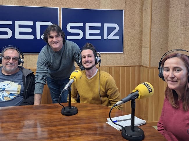 De izquierda a derecha: Mario García París, director del equipo entomológico del proyecto LIFE El Hito; Paco Auñón, director y presentador de Hoy por Hoy Cuenca; Fernando Viñegla, coordinador del proyecto LIFE El Hito, y Nuria Cardo, jefa de Sección de Vida Silvestre, del Servicio de Medio Natural y Biodiversidad de Cuenca.