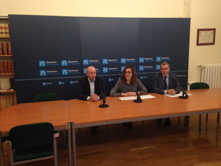 Ángeles Armisén (centro) presidenta de la Diputación