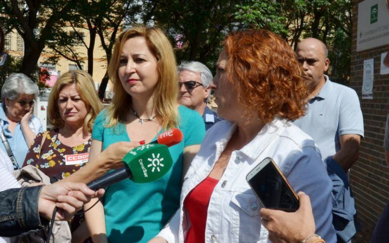 Rueda de prensa de Carmen Lizárraga y Mari Carmen Pérez ante el centro de formación para el empleo de Cartuja (Granada)