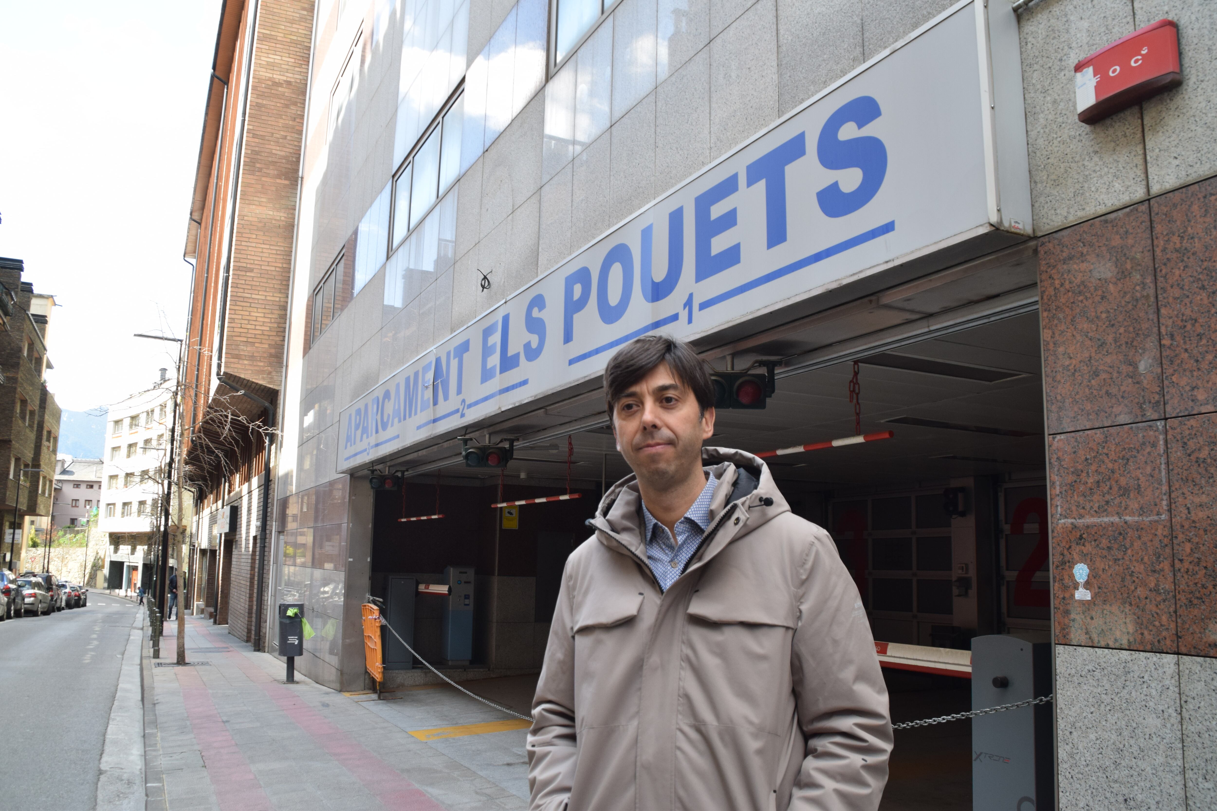 El cònsol major d&#039;Andorra la Vella, Sergi González, davant de l&#039;aparcamemt dels Pouets.
