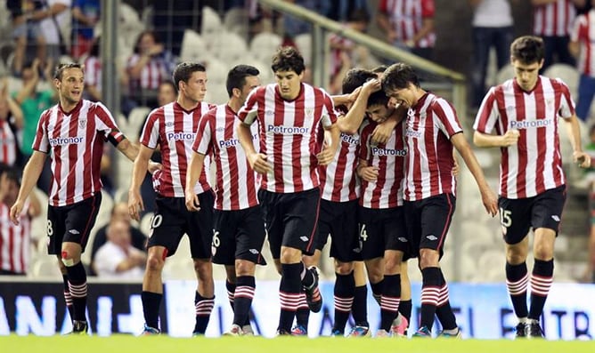 Los jugadores del Athletic Club celebran el segundo gol de su equipo frente al HJK Helsinki, durante el partido de ida del &#039;Play Off&#039; de la Liga Europa, que ambos equipos disputan este jueves en el estadio de San Mamés.