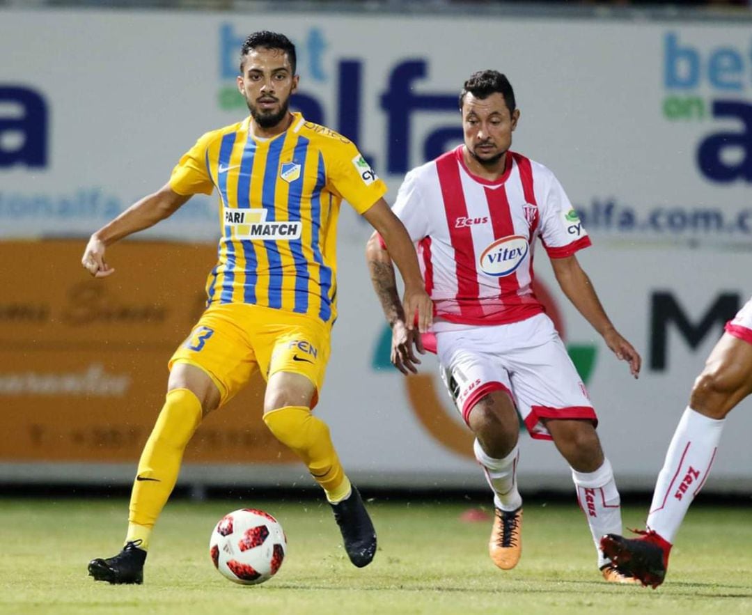 Musa Al-Tamari en un partido con el APOEL.