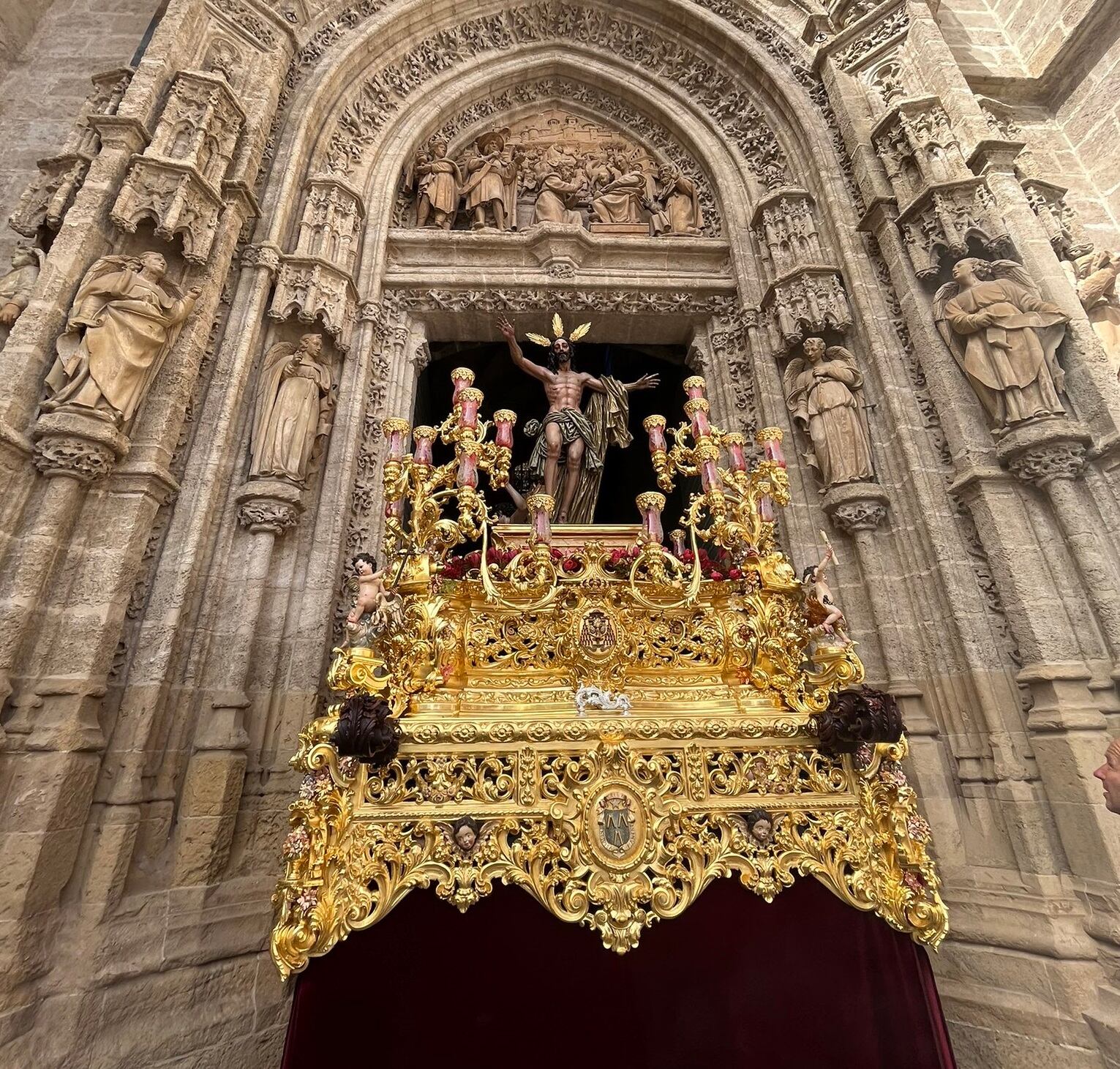 Imagen del Señor Resucitado saliendo de la Catedral por la Puerta de Palos en 2023