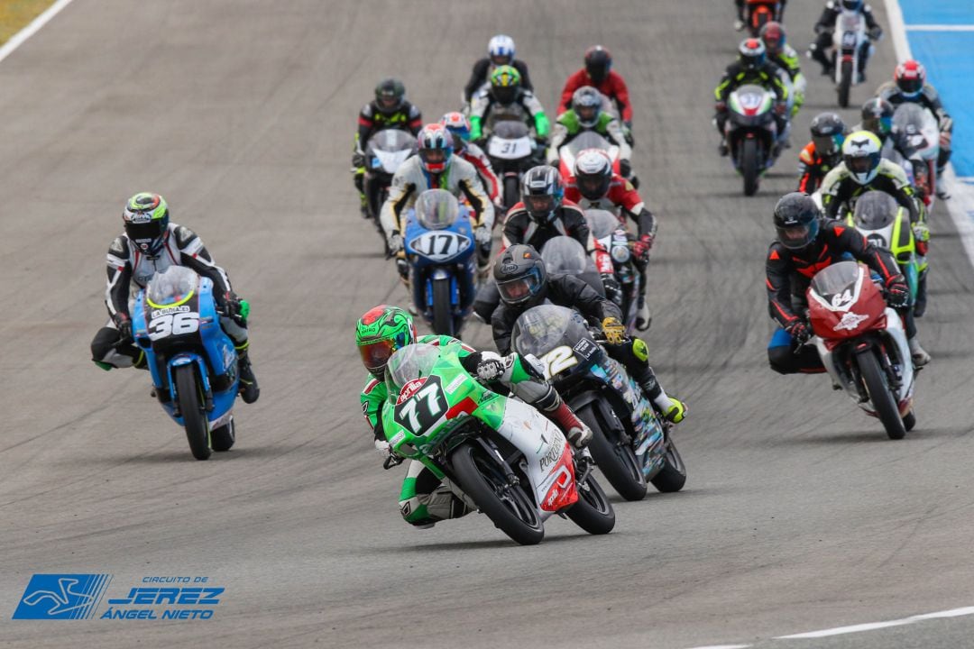 Fabio Greco, con el dorsal 77, liderando la carrera disputada en Jerez.