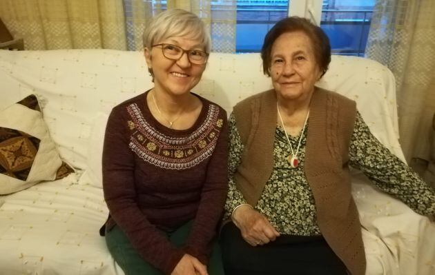 Paula con su hija Ana en su casa.