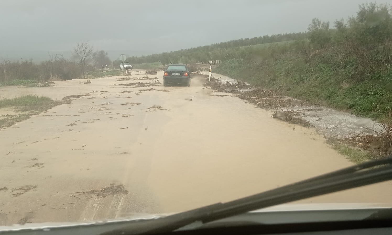 Carretera A-6204 anegada por las fuertes lluvias