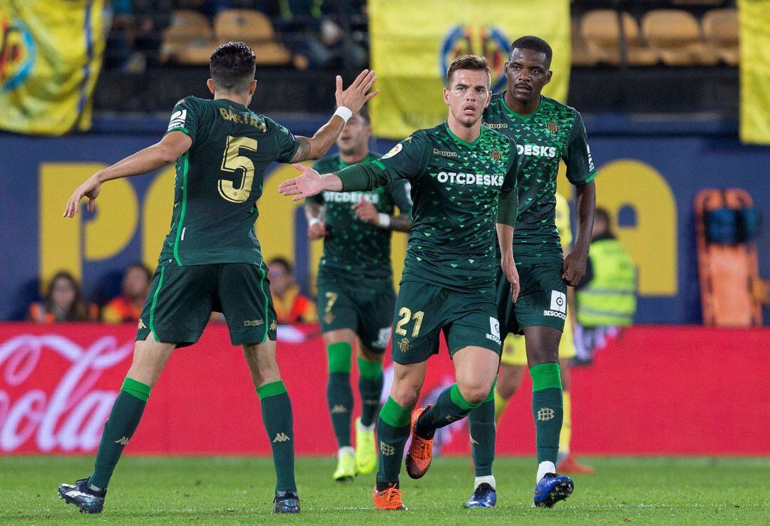 GRAF6404. VILLARREAL (CASTELLÓN).- El centrocampista argentino del Real Betis Lo Celso (c) celebra tras marcar ante el Villarreal, durante el partido de Liga en Primera División disputado esta noche en el estadio de La Cerámica. EFE Domenech Castelló