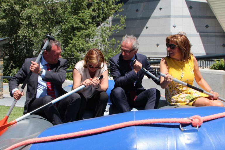 El cònsol de Sant Julià, Josep Vila, la cònsol d'Escaldes, Trini Marín, la cònsol d'Andorra la Vella, Conxita Marsol, i el ministre de Turisme, Francesc Camp, presenten el nou projecte d'aigües braves