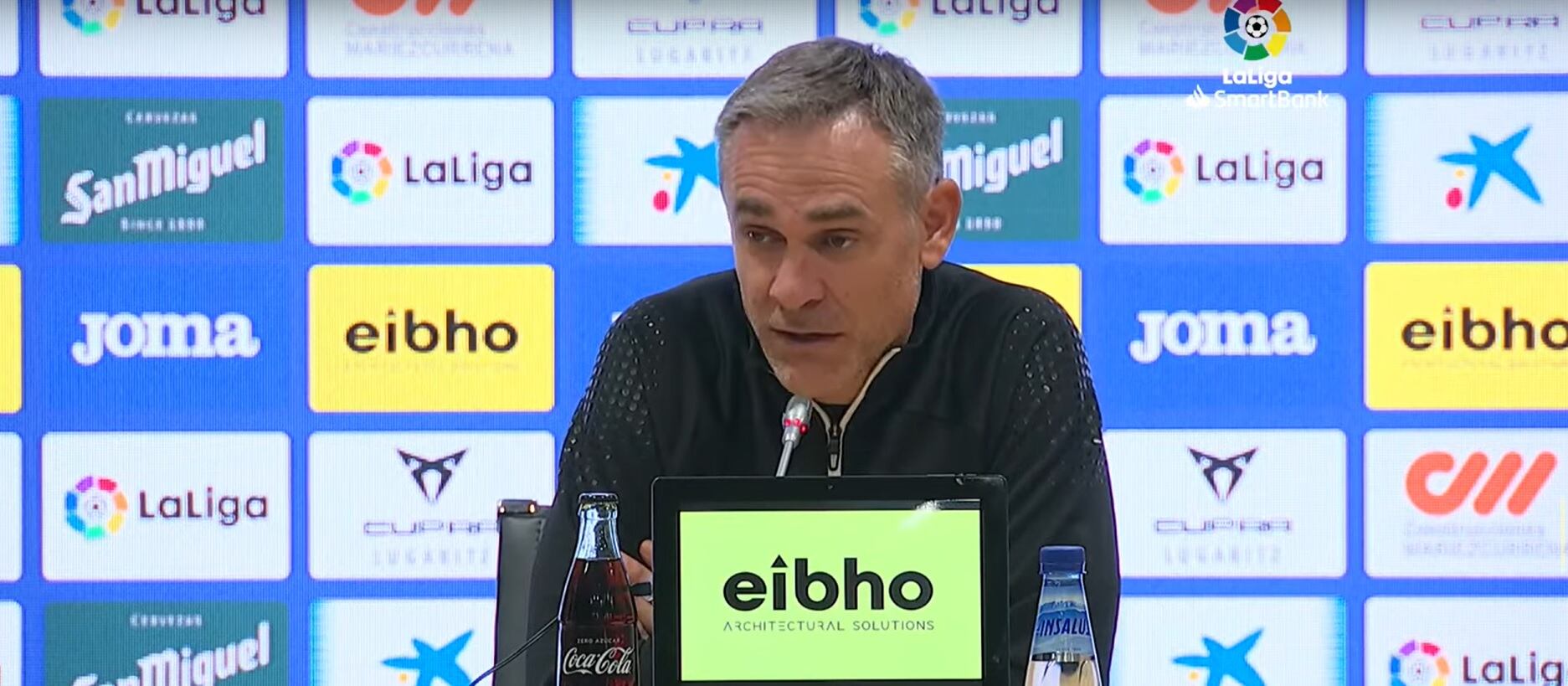 Nacho Pérez, en la sala de prensa de Ipurúa