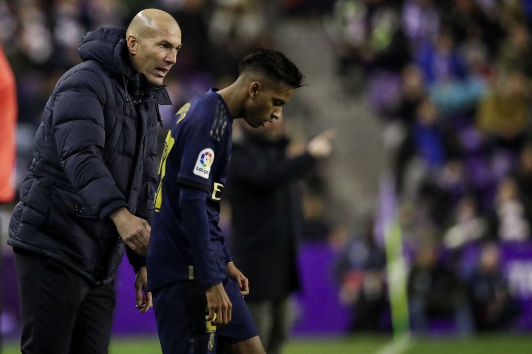 Rodrygo recibe instrucciones de Zidane en el José Zorrilla