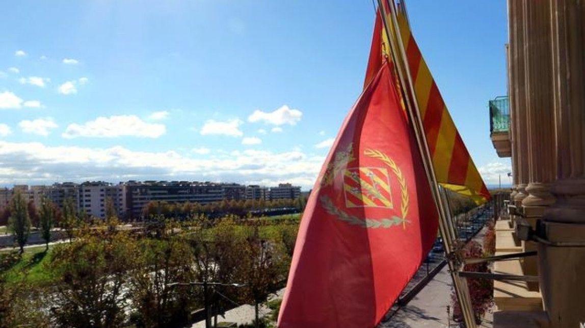 La Paeria mostra així, amb la bandera de la ciutat a mig pal, el rebuig i també el condol quan hi ha crims masclistes, com el d&#039;ahir a Rubí i Castellbisbal.