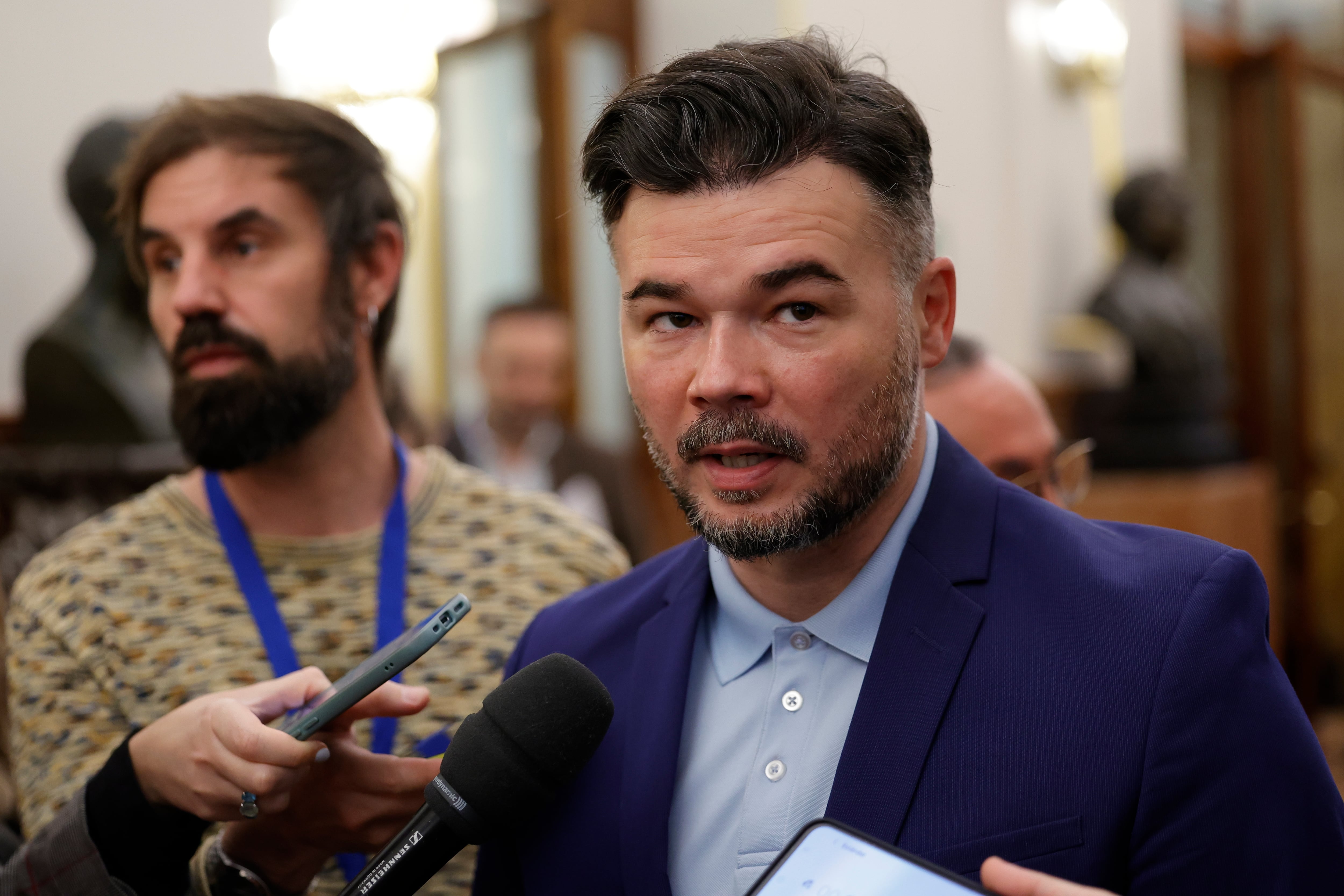 El portavoz del ERC, Gabriel Rufián atiende a los medios a su llegada a un pleno del Congreso