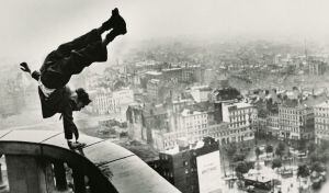 El trapecista, fotografía de Jürgen Schadeberg, que hablará en Sindokma de su trabajo / Jürgen Schadeberg