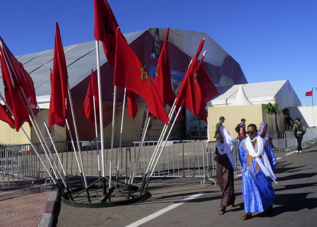 El Aaiún está lleno de banderas marroquíes y de policías