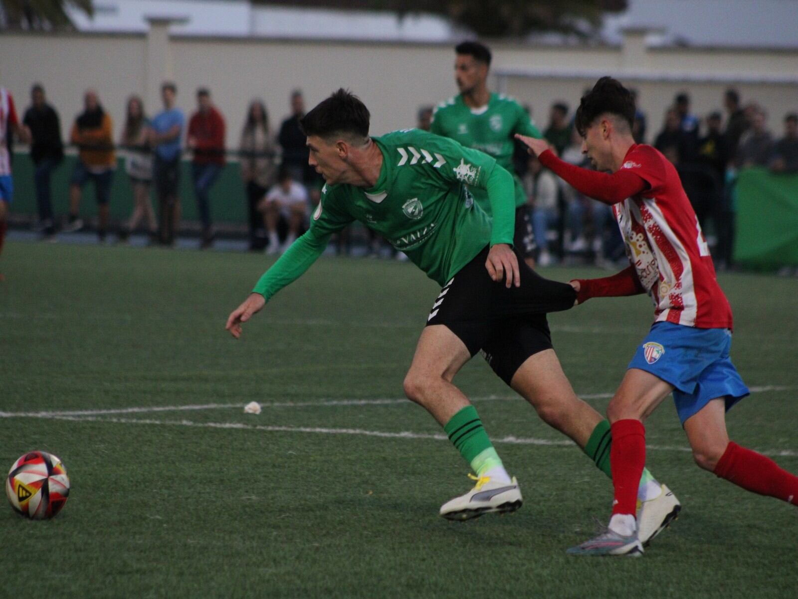 Imagen de archivo: Una jugada del derbi entre el Unión Sur Yaiza y el San Bartolomé CF.