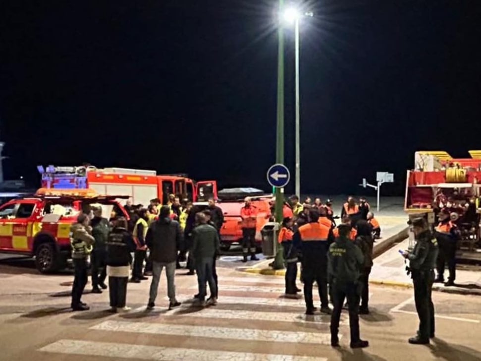 Servicios de emergencia desplegados en Oliva durante la búsqueda del menor desaparecido. Policia Local Oliva.