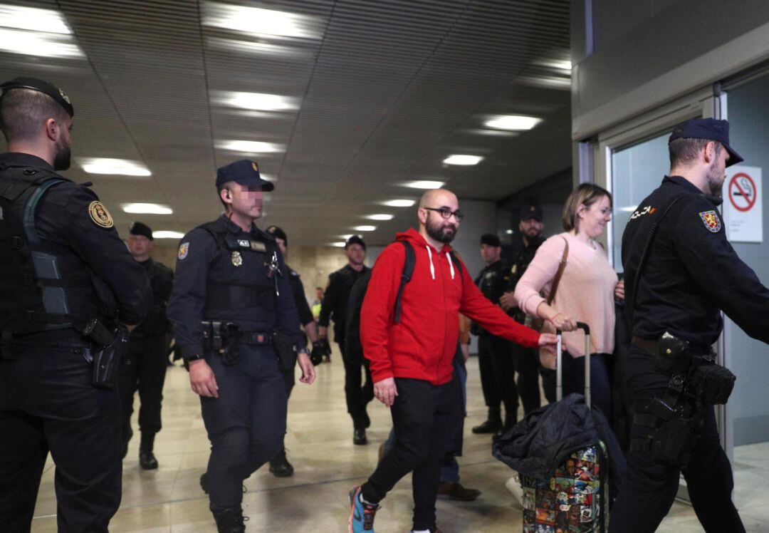 Pasajeros del vuelo Air Canadá abandonan la Sala Lozoya, localizada en la Terminal 1 del Aeropuerto Madrid-Barajas