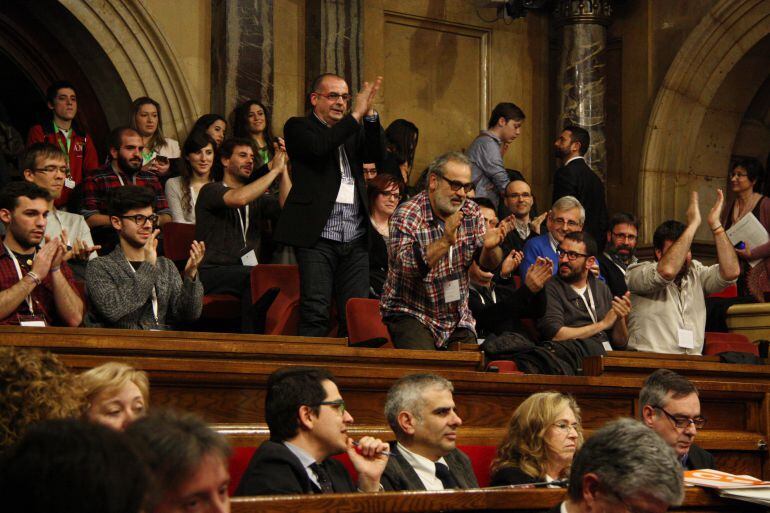 Veïns de Medinyà celebrant l'aprovació de la proposició de llei de segregació al Parlament