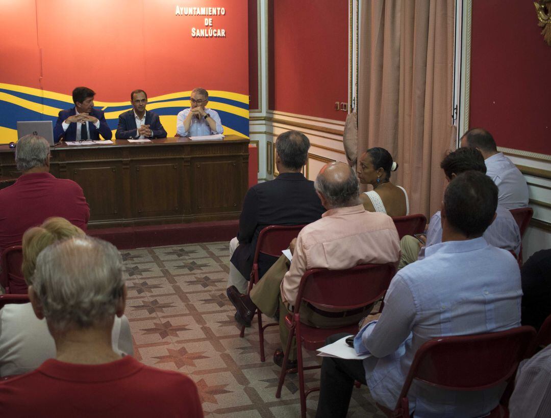 Juan Marín, vicepresidente de la Junta, con Víctor Mora, alcalde de Salnúcar, en la presentación del proyecto &#039;Origen y Destino&#039;