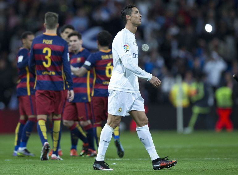 Los jugadores del Barça celebran un gol en el Bernabéu ante la presencia de Cristiano Ronaldo