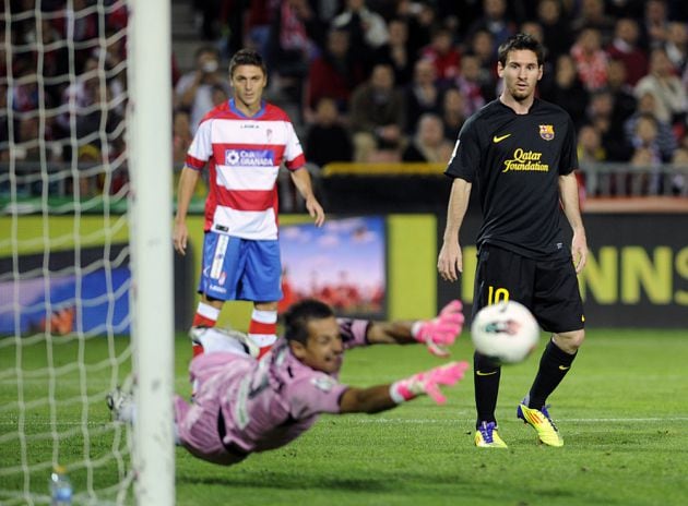 Roberto Fernández realizando una parada ante Leo Messi