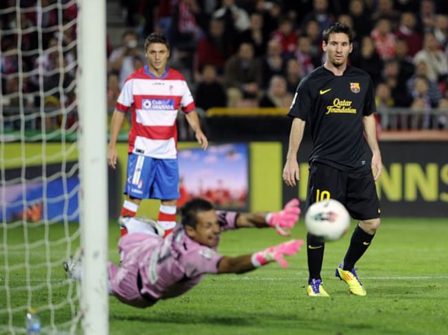 Roberto Fernández realizando una parada ante Leo Messi