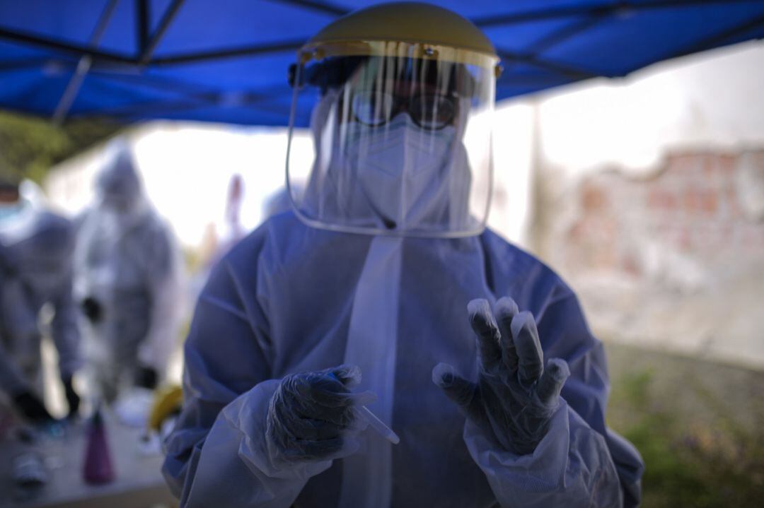 Un sanitario sostiene una prueba PCR