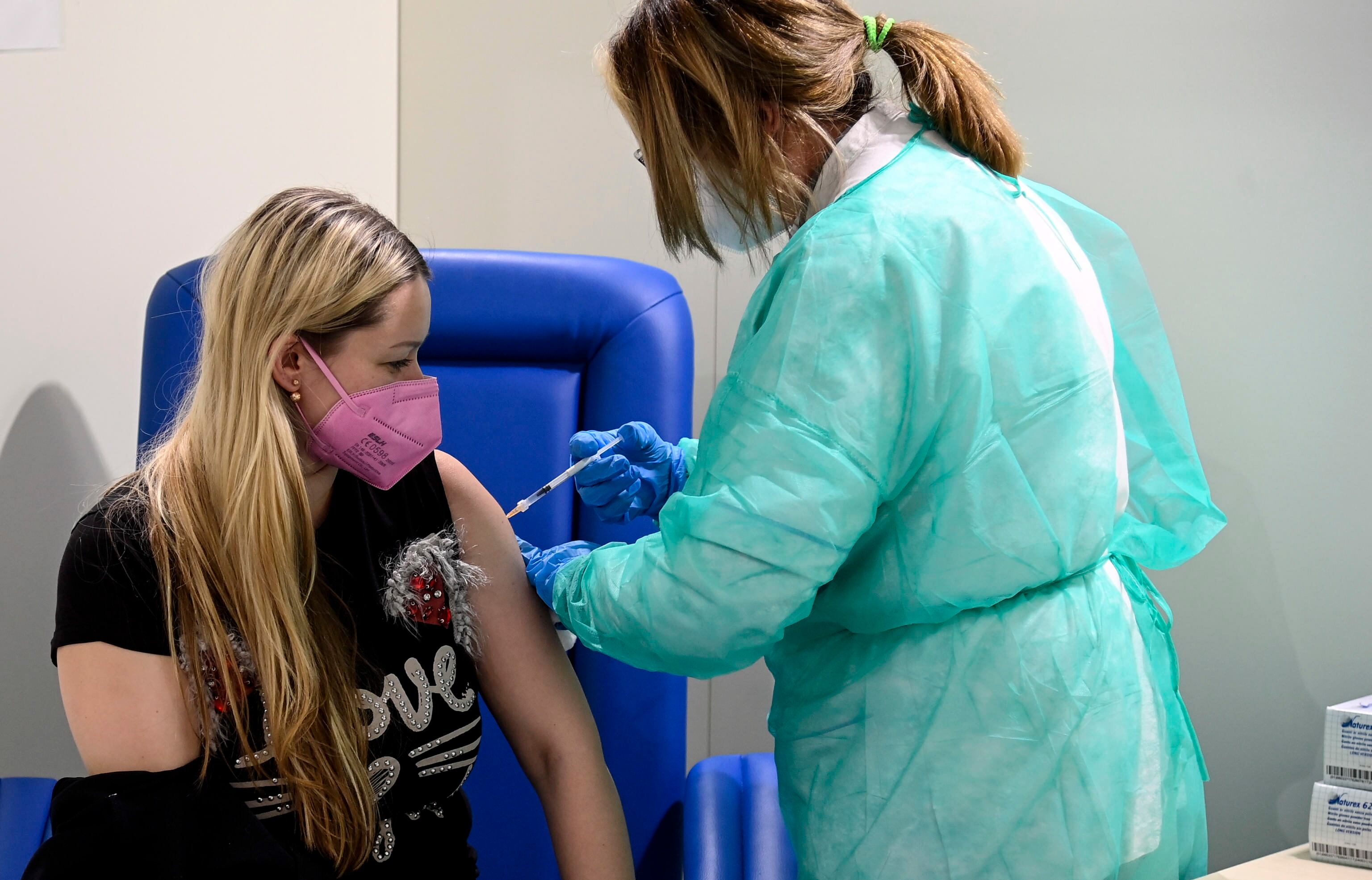 Una enfermera vacuna a una paciente