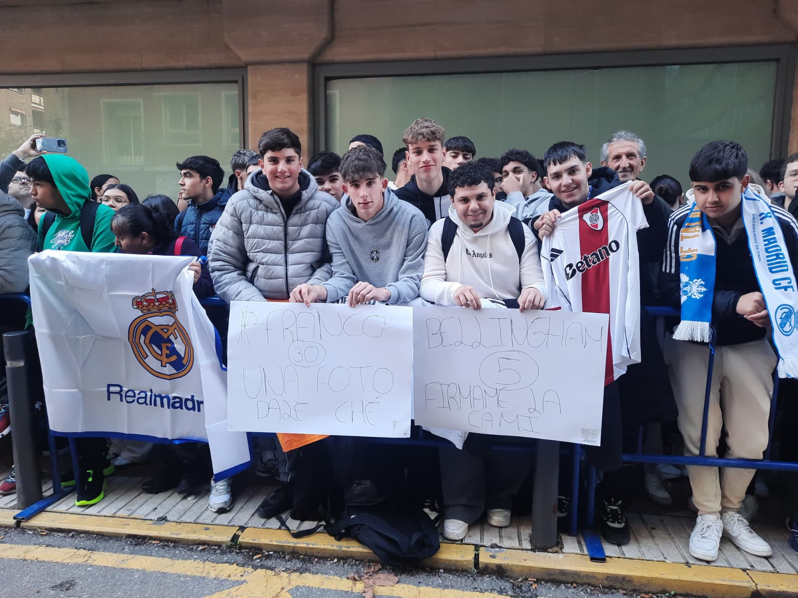 Aficionados esperan la llegada del autobús del Real Madrid a Talavera