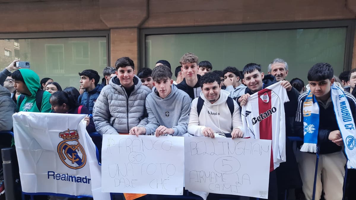 El Real Madrid agita Talavera: unas 1.000 personas reciben a los jugadores del conjunto blanco