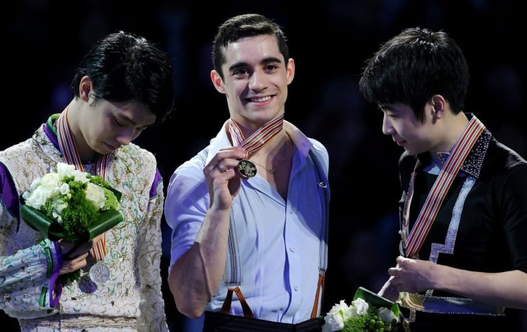 Javier Fernández, en medio, posa con su oro junto a sus competidores