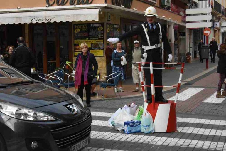 El agente jubilado de la Policía Local Pepe Torró dirigiendo el tráfico como reclamo para animar a la gente a depositar sus donativos de alimentos.