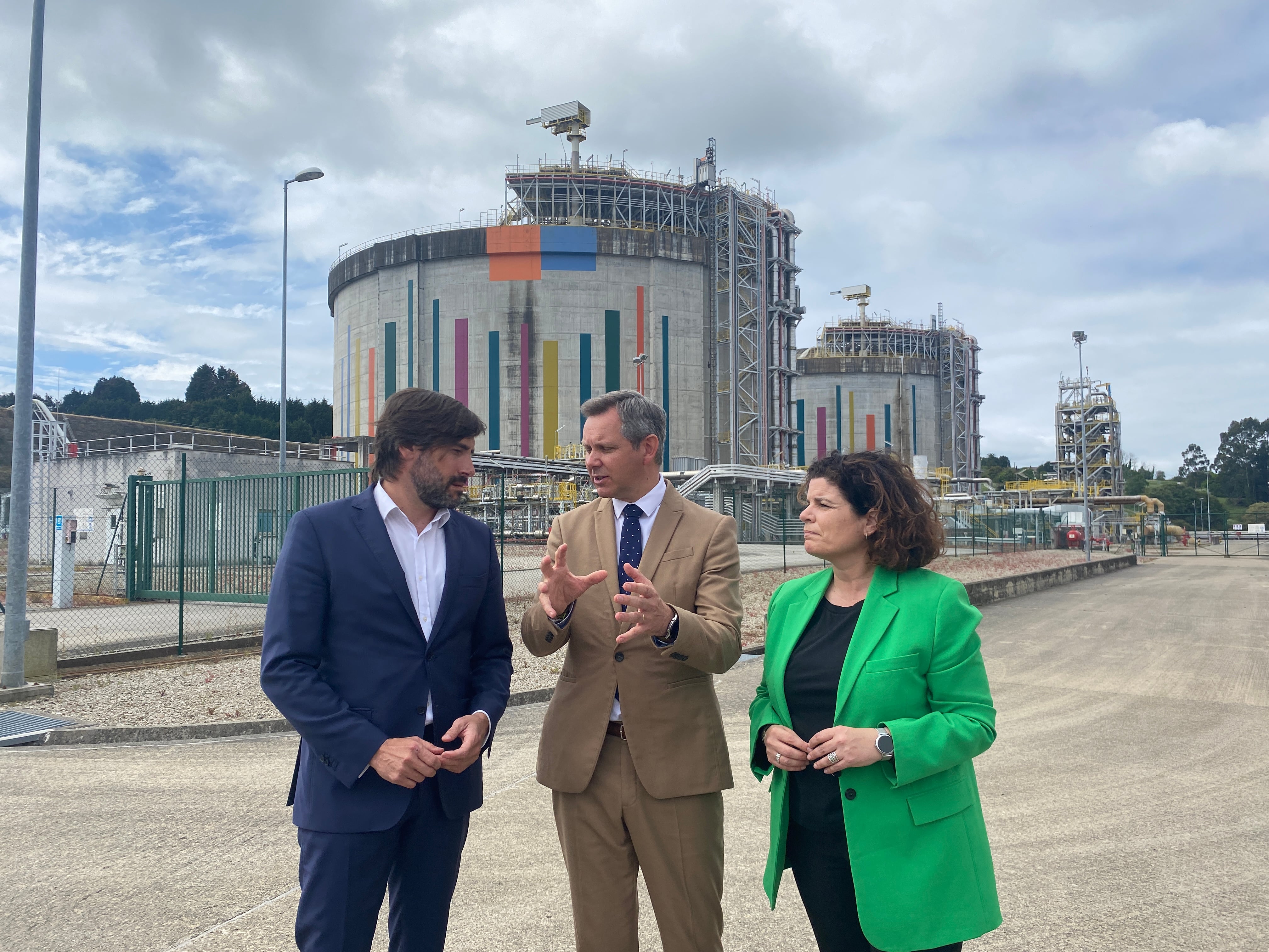 José Miñones, en el centro, junto a Emilio Bruquetas, director general de Reganosa, y María Rivas, subdelegada del Gobierno