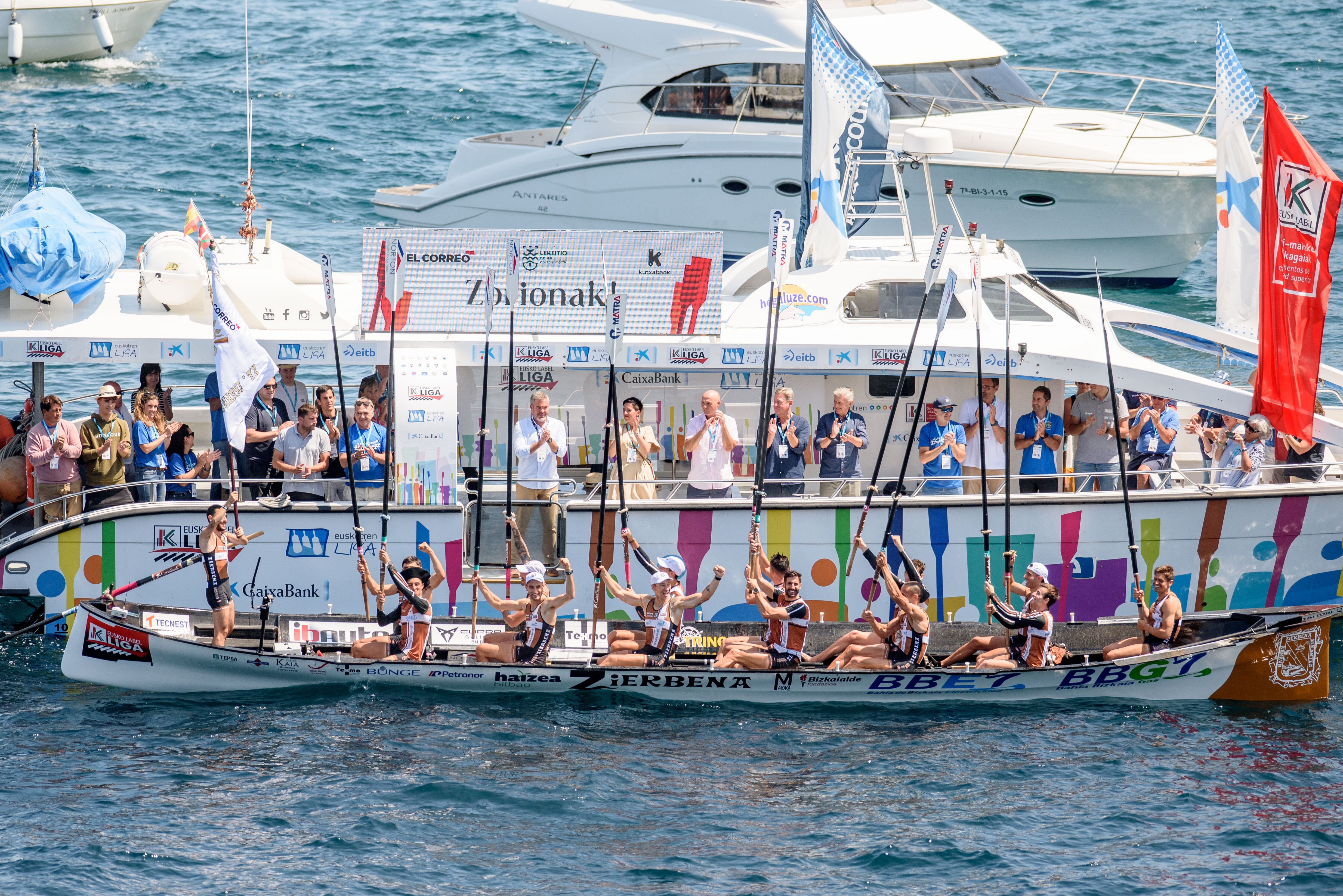 Lekeitio (Bizkaia), 03/08/2025.- La trainera Zierbena se ha proclamado vencedora de la XL Bandera El Correo ? Kutxabank SN ? Ayuntamiento de Lekeitio, décima prueba puntuable para la Liga Eusko Label, disputada este domingo en Lekeitio (Bizkaia). EFE/Javier Zorrilla