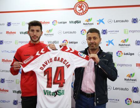 David García y Óscar Cano, durante el acto de presentación del jugador