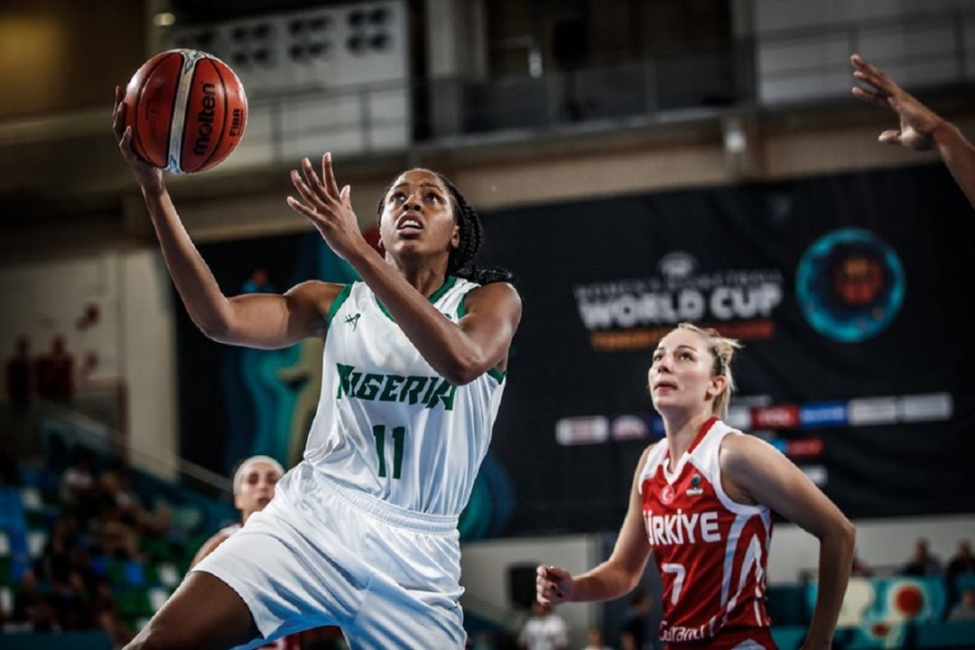 Adaora Elonu amb la samarreta de la selecció de Nigèria.