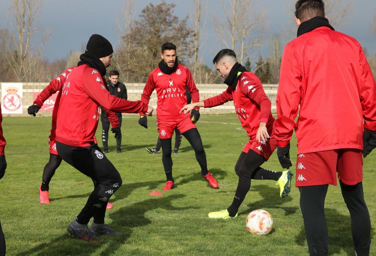 Saúl, en el centro del rondo en la vuelta del equipo al Área Deportiva