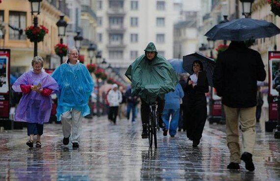 Turistas bajo la lluvia en el centro de Málaga