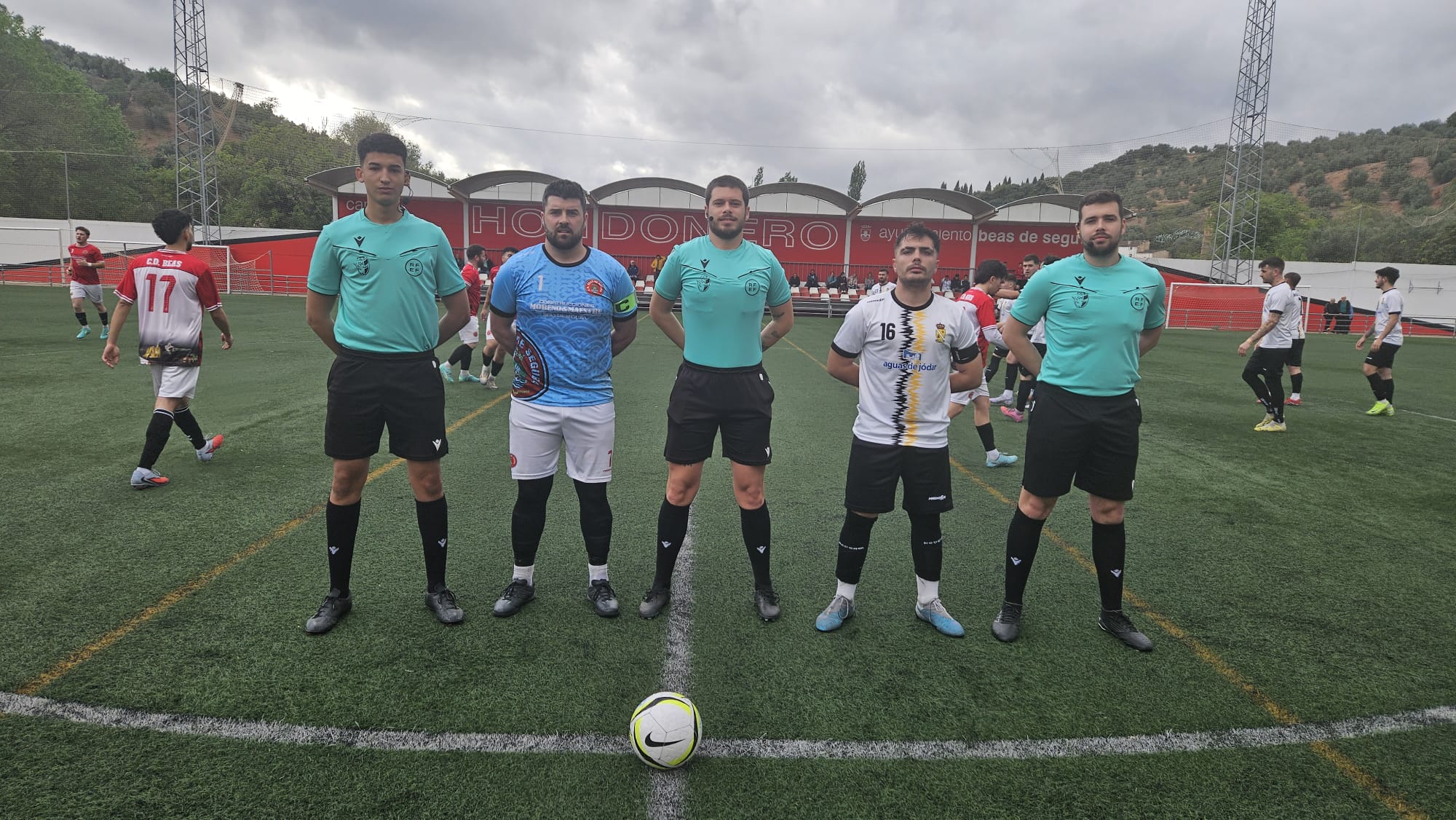 Trío arbitral y capitanes del partido Beas- Jódar, tras el sorteo inicial