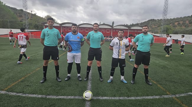 Trío arbitral y capitanes del partido Beas- Jódar, tras el sorteo inicial