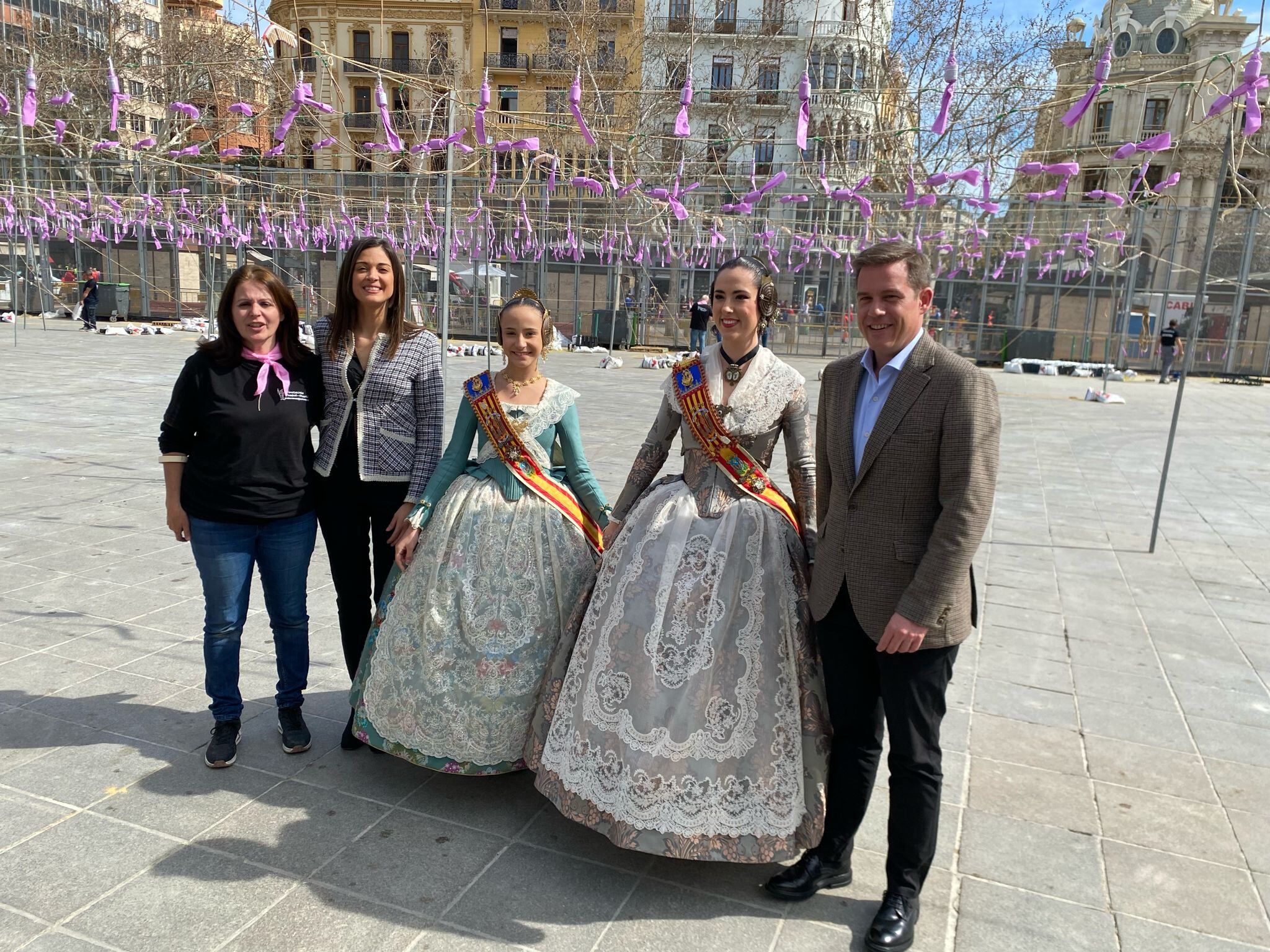 Falleras y autoridades hoy en València