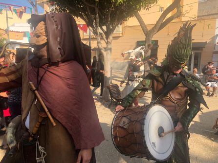 Músicos caracterizados recorriendo las calles de Ibiza