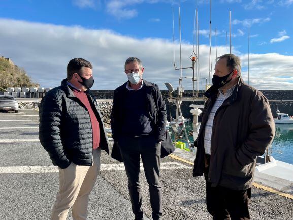 El alcalde de Hondarribia, Txomin Sagarzazu, junto al director de Puertos del G.V. y el presidente de la Cofradía.