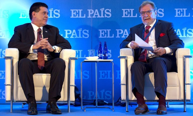 Diálogo entre el presidente de la República del Paraguay, Horacio Cartes (i), y el presidente de EL PAÍS, Juan Luis Cebrián, en el foro &quot;Invertir en Paraguay&quot; organizado por el diario.