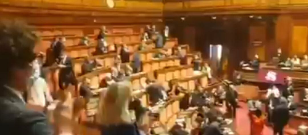 El Senado italiano, en pie aplaudiendo a Giussepe Conte.